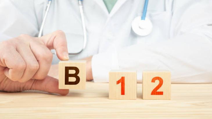 B12 VİTAMİNİ EKSİKLİĞİNİN BELİRTİLERİ NELERDİR