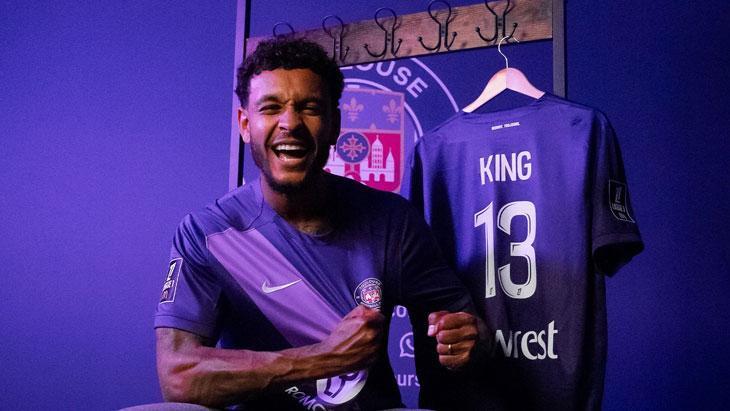 Joshua Kingin imza töreninden kareler