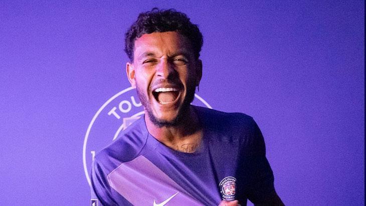 Joshua Kingin imza töreninden kareler