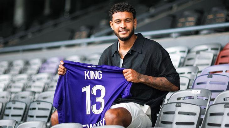 Joshua Kingin imza töreninden kareler