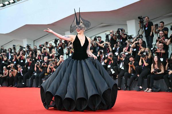 Lady Gaga, Venedik Film Festivalinde İlginç tarızyla göz kamaştırdı