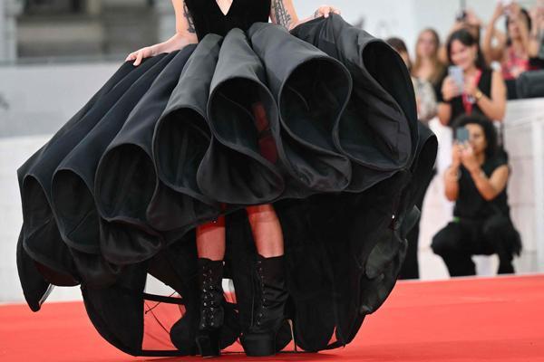 ÜSTÜNDEKİLERİ SANAT ESERİ GİBİ GÖSTERİYOR ÜSTÜNDEKİLERİ SANAT ESERİ GİBİ GÖSTERİYOR