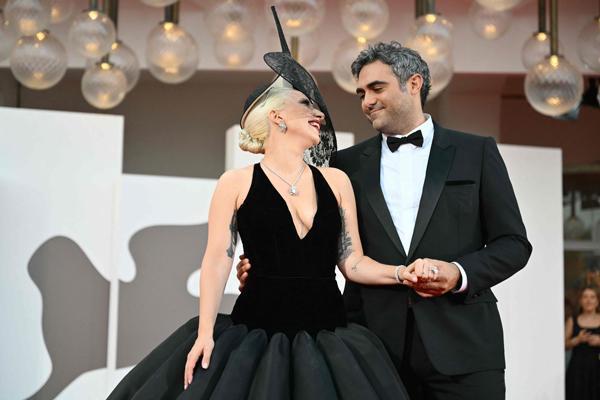 GÖRÜNÜMÜNÜ ELMASLARLA TAMAMLADI GÖRÜNÜMÜNÜ ELMASLARLA TAMAMLADI