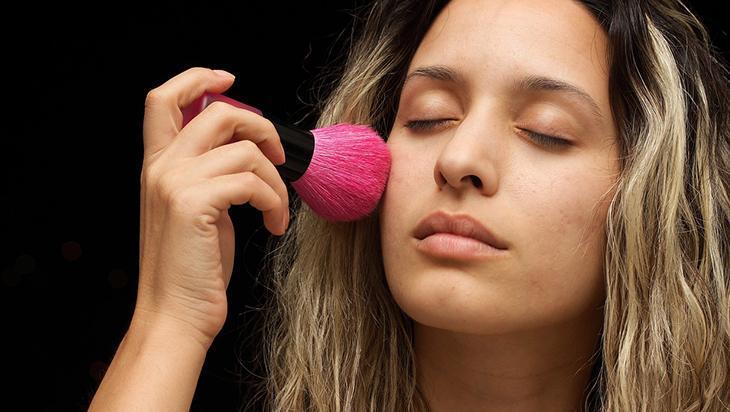 Makyajı 1 dakikada kalıp gibi çıkarıyor Tek hamlede yüzü tertemiz yapan yöntem