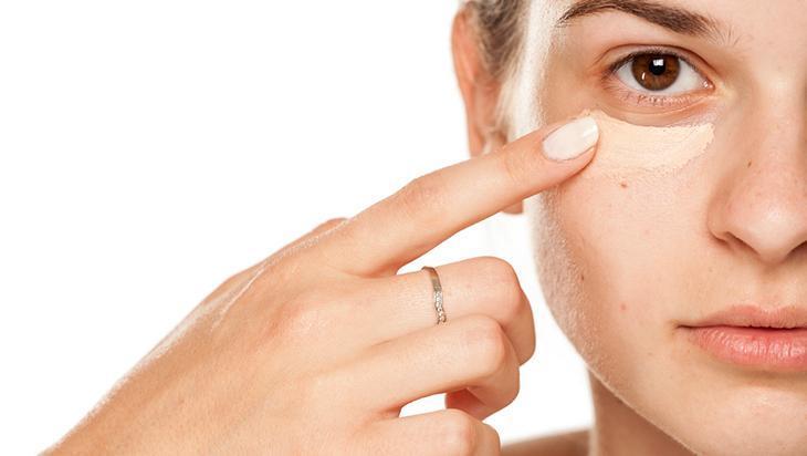 Makyajı 1 dakikada kalıp gibi çıkarıyor Tek hamlede yüzü tertemiz yapan yöntem