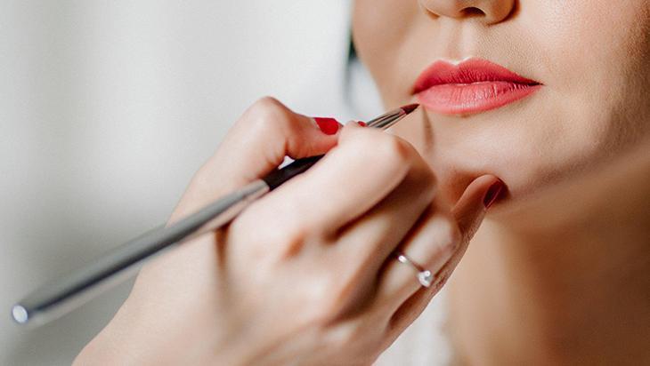 Makyajı 1 dakikada kalıp gibi çıkarıyor Tek hamlede yüzü tertemiz yapan yöntem