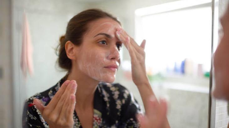 BAL VE YOĞURT MASKESİ: NEM VE PARLAKLIK KAYNAĞI