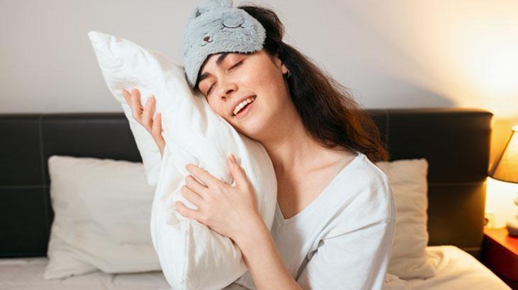 Sabahları yüzünüz şiş uyanıyorsanız işte sebebi Uyurken en az 2 yastık şart