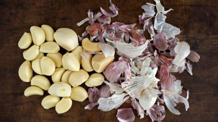 Tereyağından kıl çeker gibi soyulacak! Boş kavanoz taktiğiyle sarımsak ...