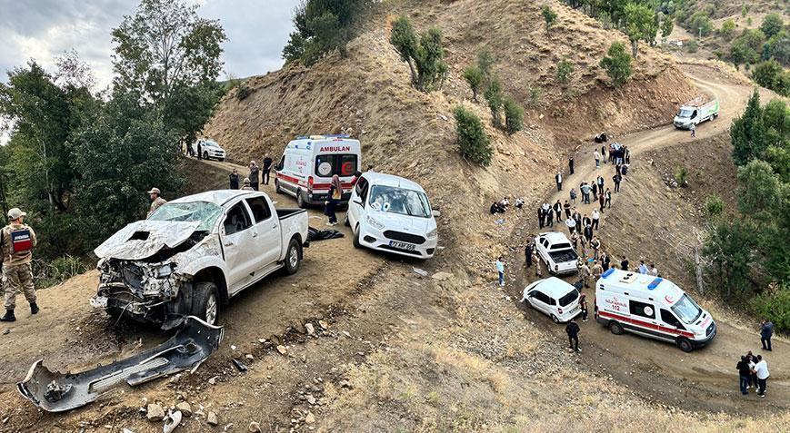 Şehit askerin yakınlarının bulunduğu pikap şarampole devrildi Ölü ve yaralılar var