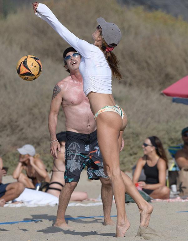 Yıllara meydan okuyor Alessandra Ambrosionun plaj voleybolu şovu