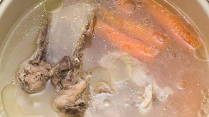 JELATİNLEŞMİŞ KEMİK SUYUNDA KOLAJEN FAZLADIR JELATİNLEŞMİŞ KEMİK SUYUNDA KOLAJEN FAZLADIR