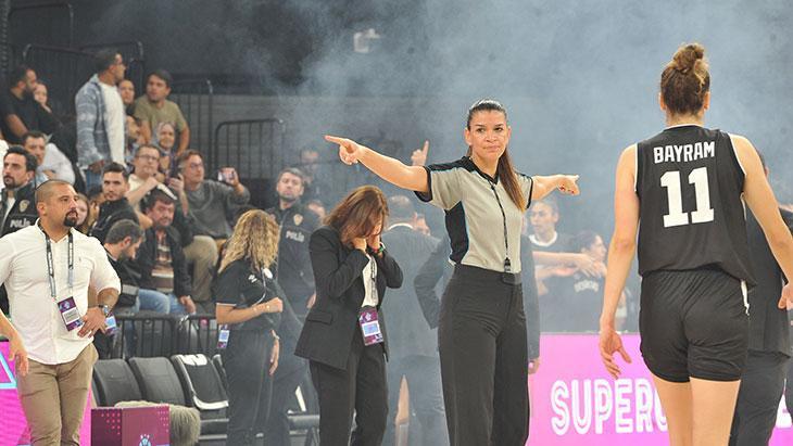 Fenerbahçe-Beşiktaş derbisindeki olaylardan kareler