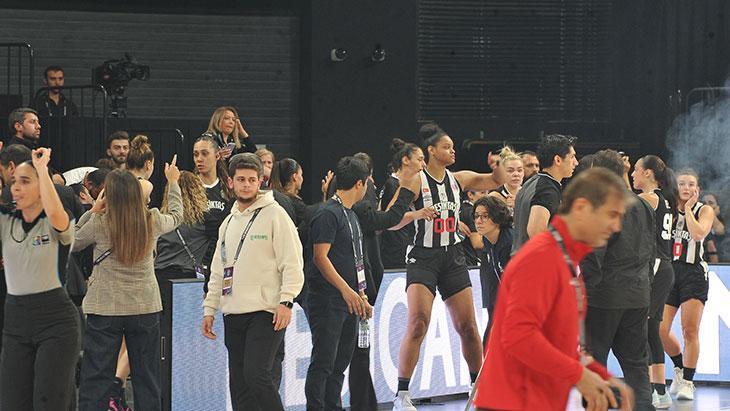 Fenerbahçe-Beşiktaş derbisindeki olaylardan kareler