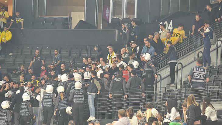 Fenerbahçe-Beşiktaş derbisindeki olaylardan kareler