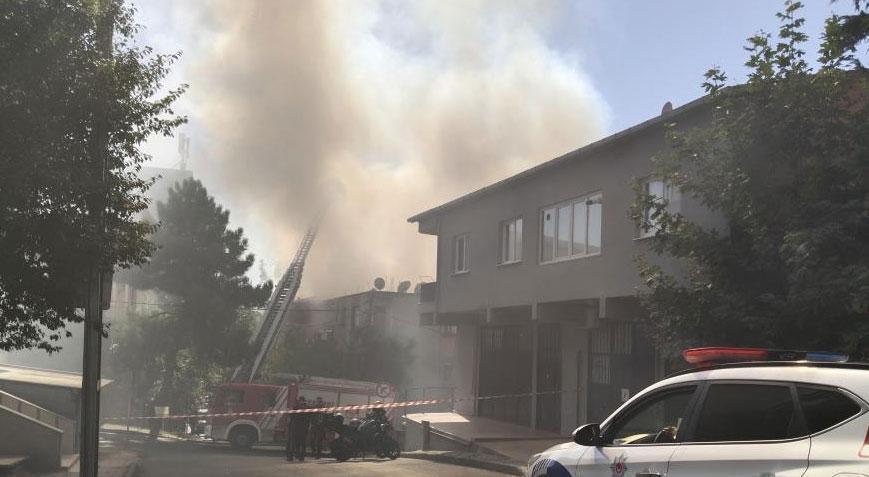 İstanbulda yangın paniği 2 apartmanın çatısı küle döndü