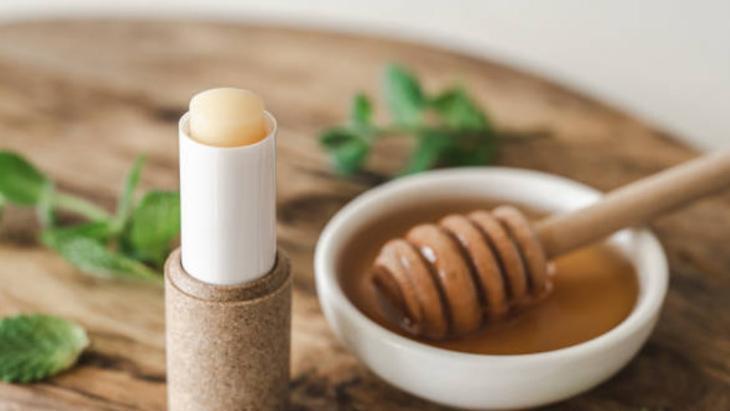 Nemlendiriceden bin kat daha etkili Çatlayan dudaklara çare: Bal ve vanilya Nemlendiriceden bin kat daha etkili Çatlayan dudaklara çare: Bal ve vanilya