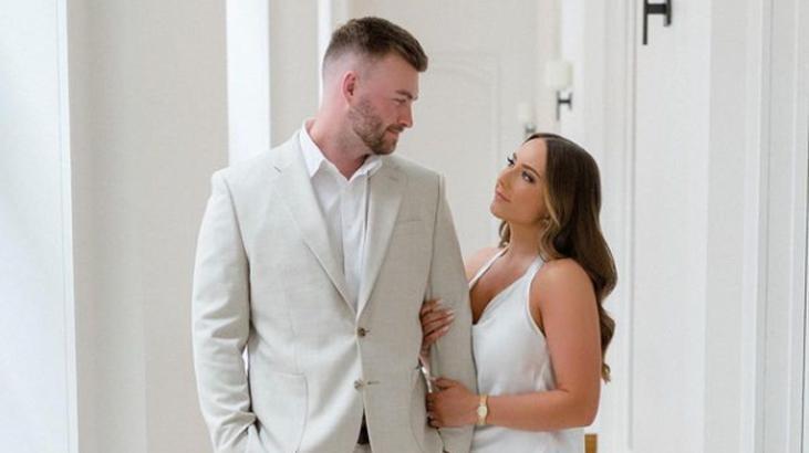 SADECE ARKADAŞI BİLİYOR SADECE ARKADAŞI BİLİYOR