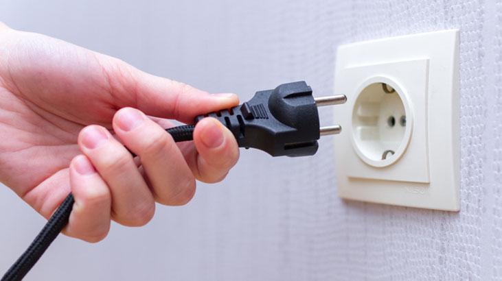 Fişi prizden çekerken dikkat edin! Deliklerin sıkı olması gerek, bir kıvılcım facia yaratıyor - Püf Noktası