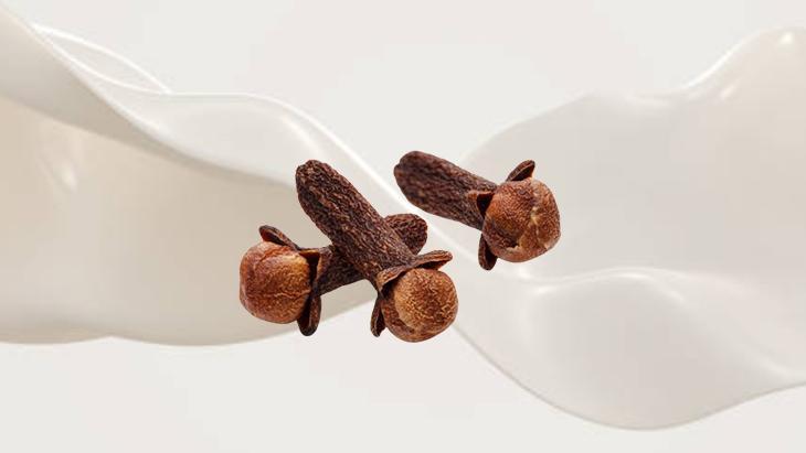 1 bardak süte karanfil atıp öyle için Bu karışımın faydası sayısız, tadı doyumsuz