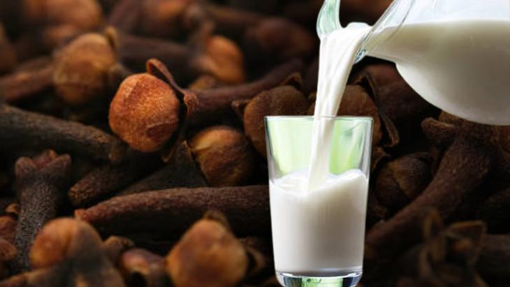 BİRKAÇ KARANFİL ATMAK YETİYOR