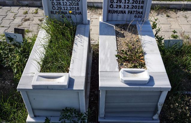 Kapatılan hastanenin yakınındaki bebek mezarlığından şok görüntü Kapatılan hastanenin yakınındaki bebek mezarlığından şok görüntü