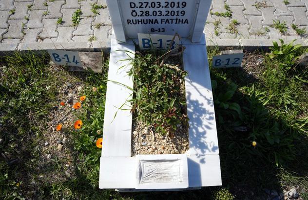 Kapatılan hastanenin yakınındaki bebek mezarlığından şok görüntü Kapatılan hastanenin yakınındaki bebek mezarlığından şok görüntü