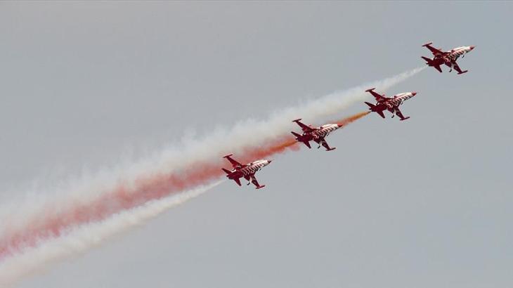 TÜRK YILDIZLARI’NDAN HAVA GÖSTERİSİ