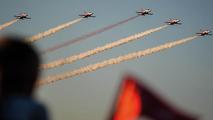 29 Ekim Cumhuriyet Bayramında nefes kesen gösteri Türk Yıldızları izleyicileri hayran bıraktı 29 Ekim Cumhuriyet Bayramında nefes kesen gösteri Türk Yıldızları izleyicileri hayran bıraktı