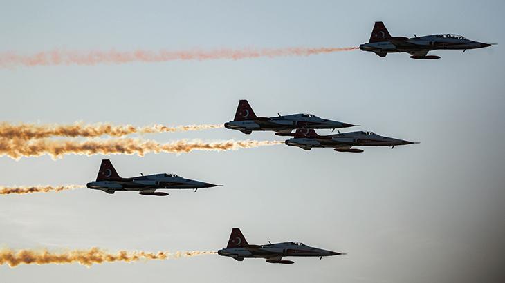 29 Ekim Cumhuriyet Bayramında nefes kesen gösteri Türk Yıldızları izleyicileri hayran bıraktı 29 Ekim Cumhuriyet Bayramında nefes kesen gösteri Türk Yıldızları izleyicileri hayran bıraktı