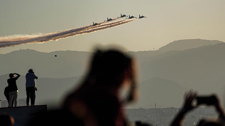 29 Ekim Cumhuriyet Bayramında nefes kesen gösteri Türk Yıldızları izleyicileri hayran bıraktı 29 Ekim Cumhuriyet Bayramında nefes kesen gösteri Türk Yıldızları izleyicileri hayran bıraktı