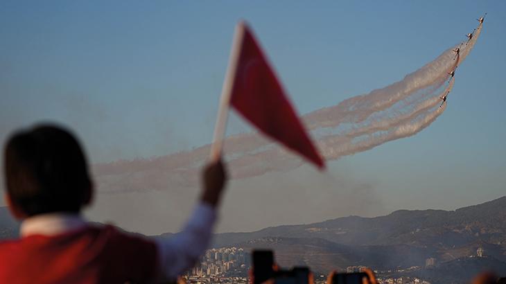 29 Ekim Cumhuriyet Bayramında nefes kesen gösteri Türk Yıldızları izleyicileri hayran bıraktı 29 Ekim Cumhuriyet Bayramında nefes kesen gösteri Türk Yıldızları izleyicileri hayran bıraktı