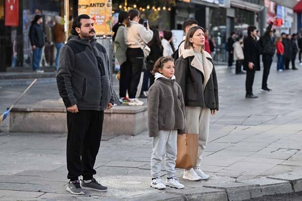 Türkiye Atasını andı... Saat 9u 5 geçe hayat 1 dakikalığına durdu