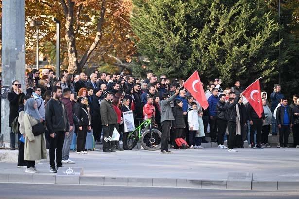 Türkiye Atasını andı... Saat 9u 5 geçe hayat 1 dakikalığına durdu