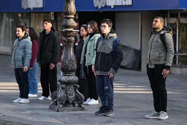 Türkiye Atasını andı... Saat 9u 5 geçe hayat 1 dakikalığına durdu
