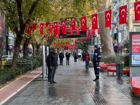 Türkiye Atasını andı... Saat 9u 5 geçe hayat 1 dakikalığına durdu