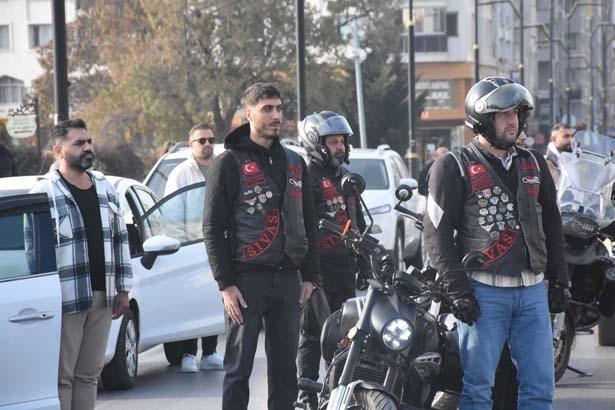Türkiye Atasını andı... Saat 9u 5 geçe hayat 1 dakikalığına durdu