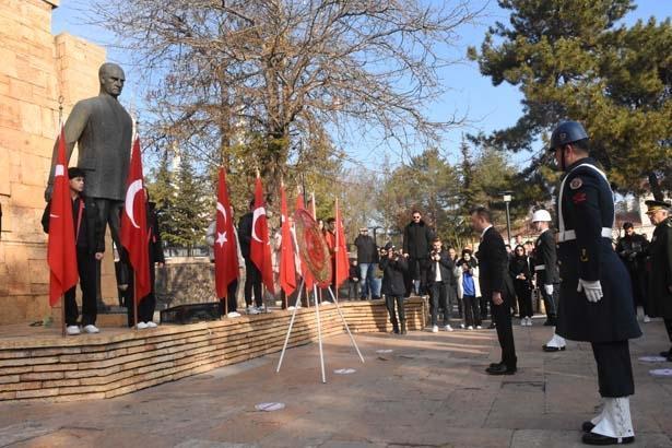 Türkiye Atasını andı... Saat 9u 5 geçe hayat 1 dakikalığına durdu