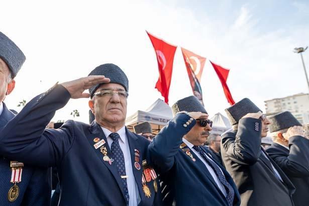 Türkiye Atasını andı... Saat 9u 5 geçe hayat 1 dakikalığına durdu