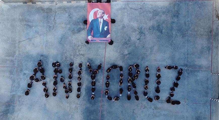 ANTALYADA ÖĞRENCİLERİNDEN ATATÜRK KOREOGRAFİSİ