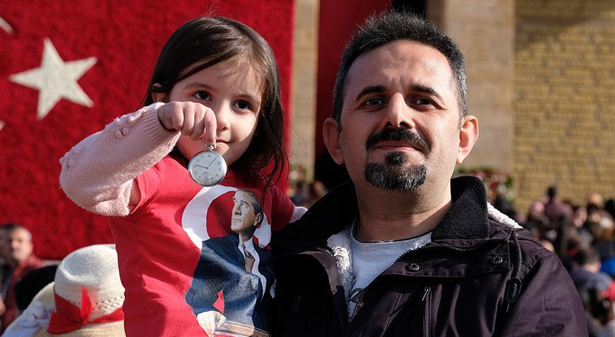 Türkiye Atasını andı... Saat 9u 5 geçe hayat 1 dakikalığına durdu