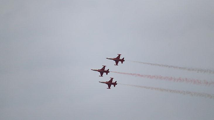 Türk Yıldızlarından Antalya semalarında Ataya saygı uçuşu