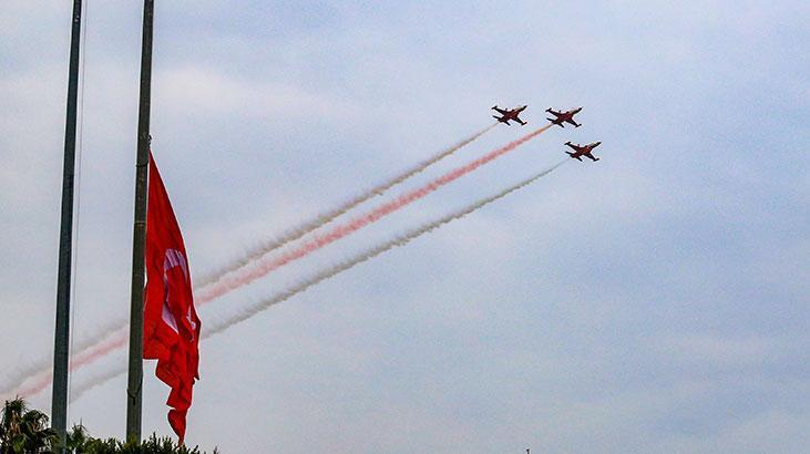 Türk Yıldızlarından Antalya semalarında Ataya saygı uçuşu