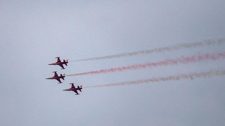 Türk Yıldızlarından Antalya semalarında Ataya saygı uçuşu