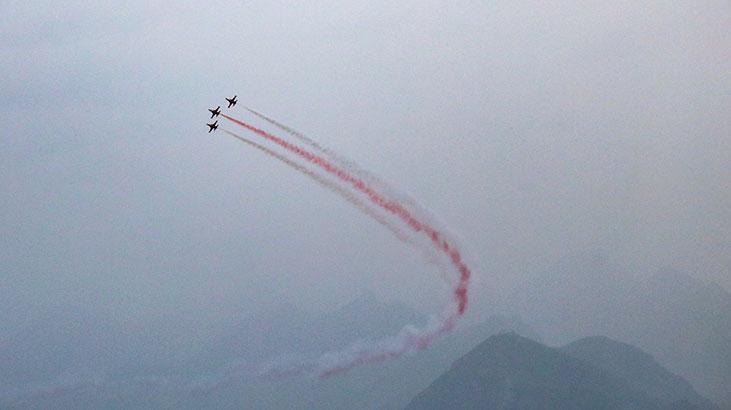 Türk Yıldızlarından Antalya semalarında Ataya saygı uçuşu