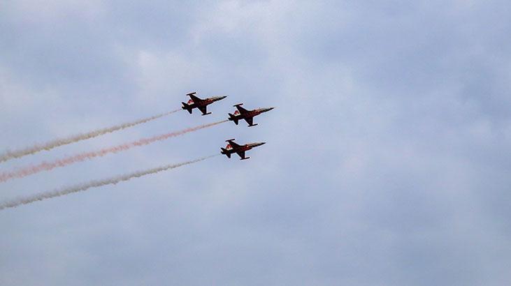 Türk Yıldızlarından Antalya semalarında Ataya saygı uçuşu