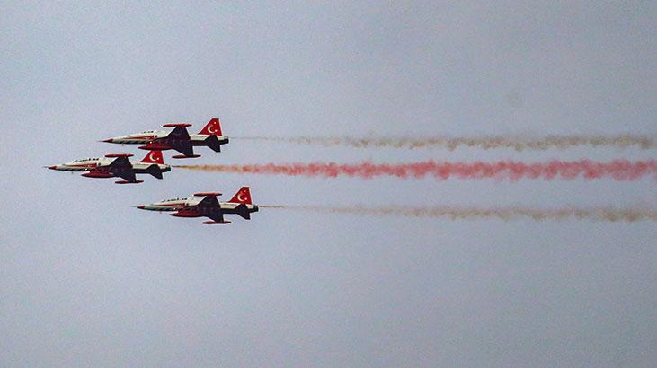 Türk Yıldızlarından Antalya semalarında Ataya saygı uçuşu