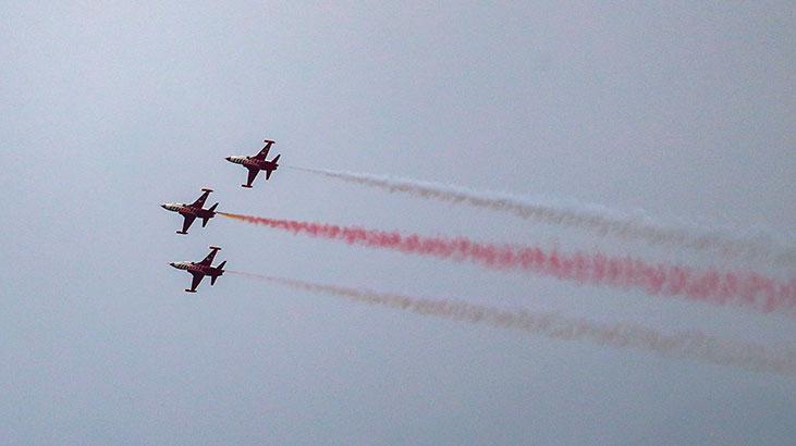 Türk Yıldızlarından Antalya semalarında Ataya saygı uçuşu