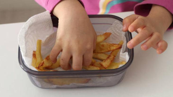 Plastik kabı saran yağı söküp atıyor Kağıt havlu yöntemi tek hamlede arındıracak