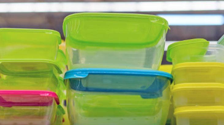 Plastik kabı saran yağı söküp atıyor Kağıt havlu yöntemi tek hamlede arındıracak